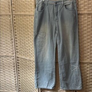 Relaxed Fit Women Jeans with bows design in Washed Blue